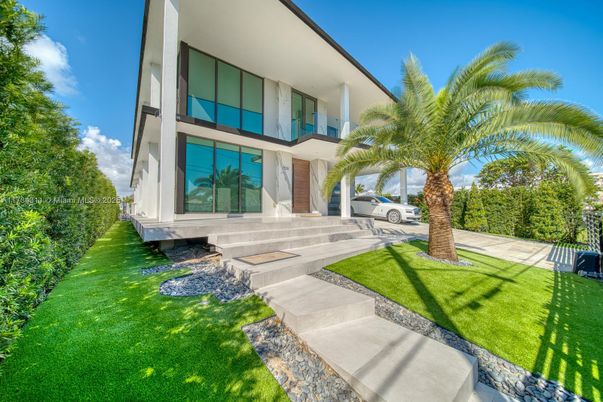 Attached, Exterior, Facade, Modern