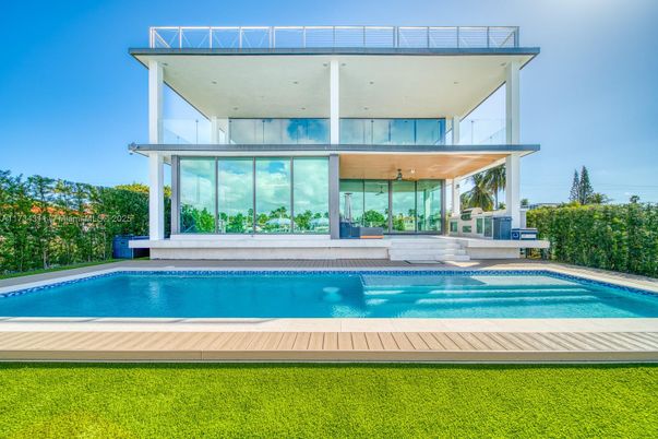 Exterior, Facade, Pool, Modern