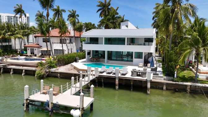 Exterior, Lake