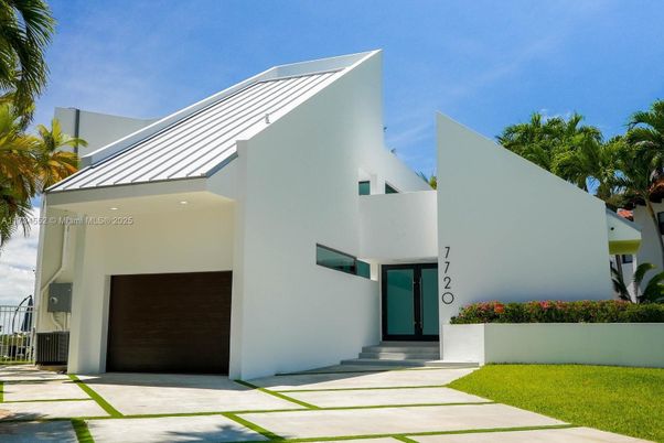 Attached, Exterior, Facade, Modern