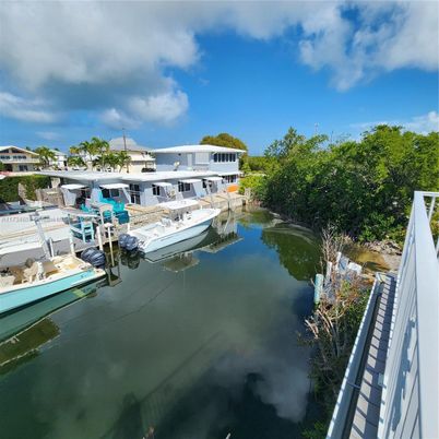 Exterior, Lake