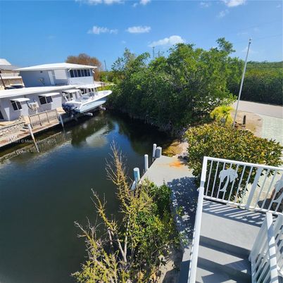 Exterior, Lake