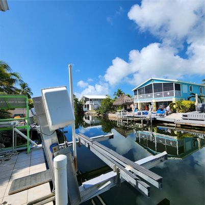 Exterior, Lake
