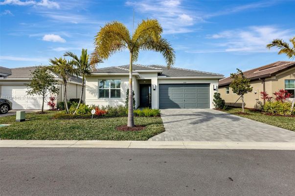 Attached, Exterior, Facade, Ranch