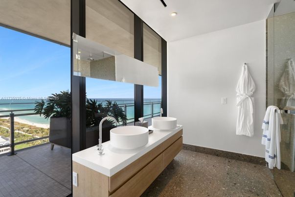 Bathroom, Interior, Recessed Lighting, Water