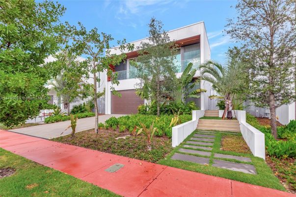 Attached, Exterior, Facade, Spanish Mediterranean