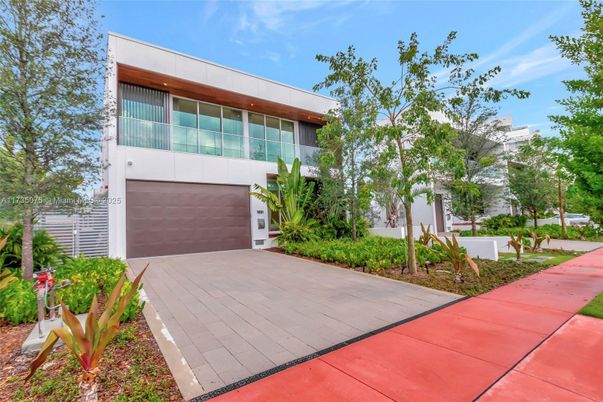 Attached, Exterior, Facade, Modern