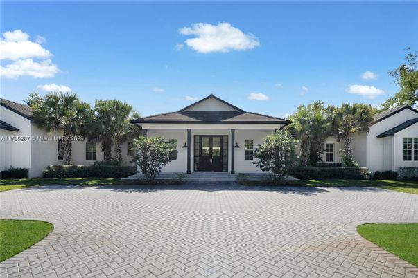 Exterior, Facade, Ranch