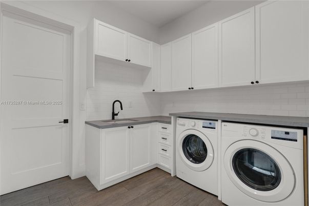 Interior, Washer, Wood Texture Flooring
