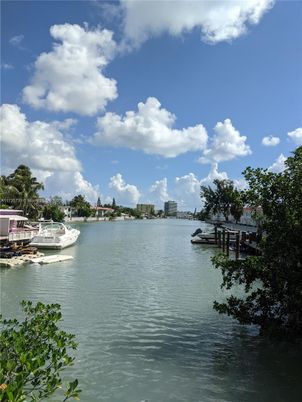 Exterior, Lake
