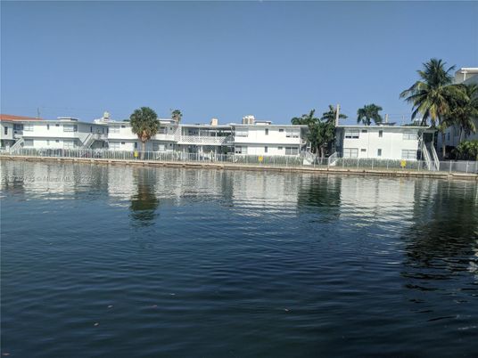Exterior, Lake