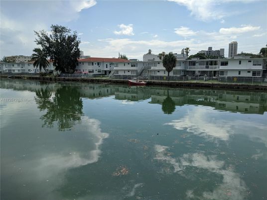 Exterior, Lake
