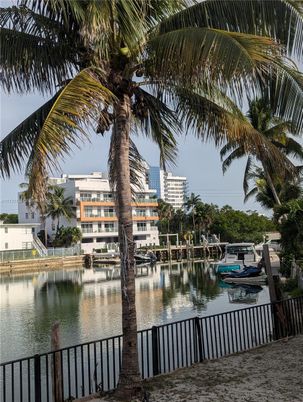 Exterior, Lake