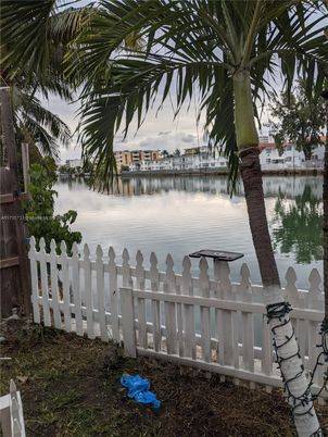 Exterior, Lake