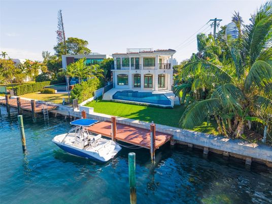 Exterior, Lake