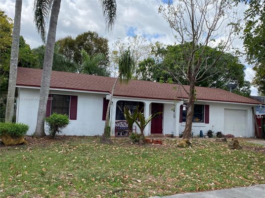 Attached, Exterior, Facade, Ranch