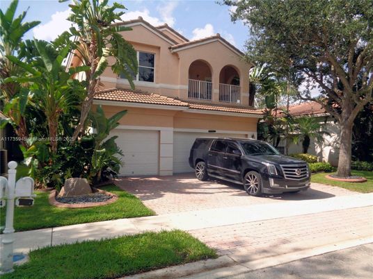 Attached, Exterior, Facade, Mediterranean