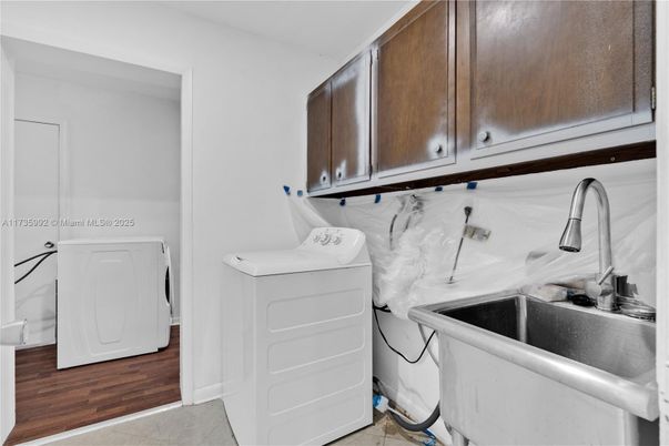 Interior, Washer, Wood Texture Flooring