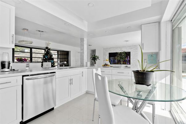 Dining room, Interior, Kitchen, Pendant Lights, Recessed Lighting, Stainless Steel Appliances