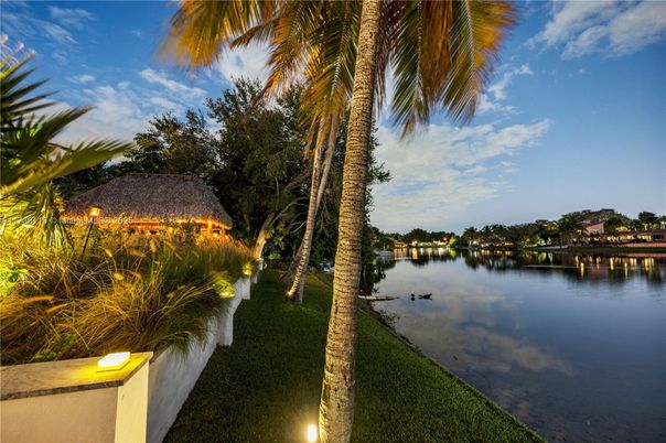 Exterior, Lake