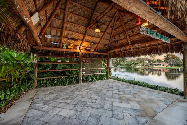 Exterior, Lake