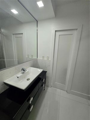 Bathroom, Interior, Recessed Lighting