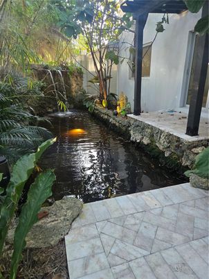 Exterior, Lake