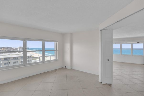 Empty room, Interior, Water