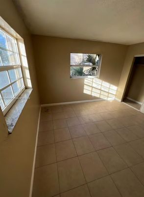 Empty room, Interior