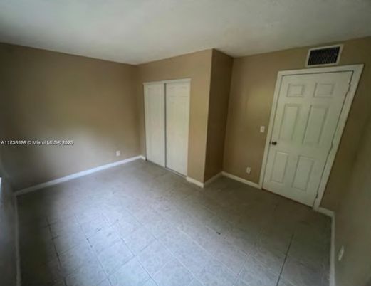 Empty room, Interior