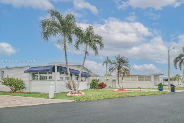 Attached, Exterior, Facade, Ranch