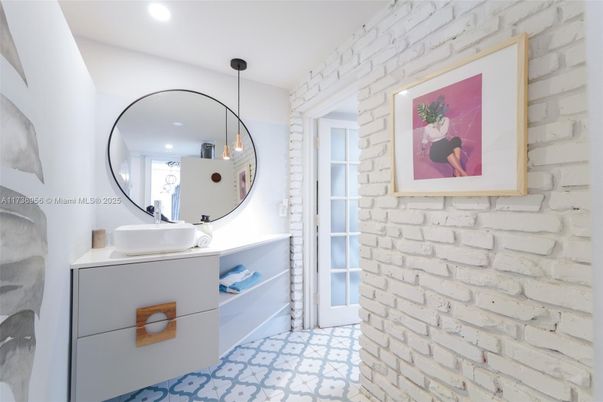 Bathroom, Interior, Pendant Lights, Recessed Lighting, Stone Walls