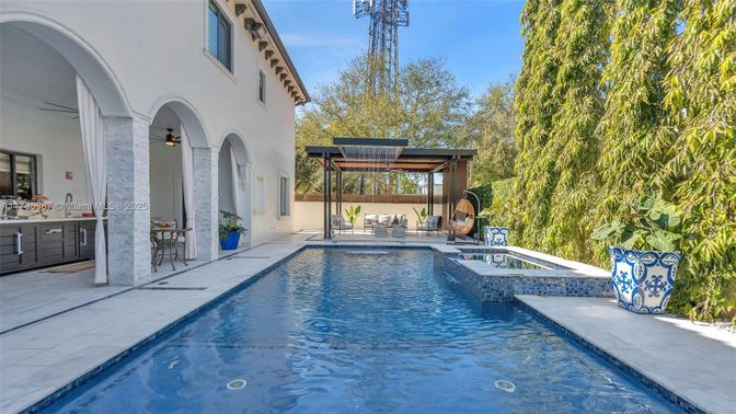 Exterior, Pool