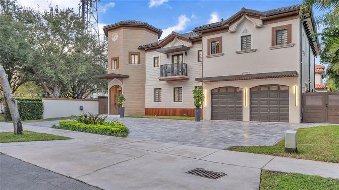 Attached, Exterior, Facade, Mediterranean