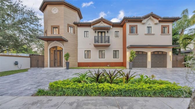 Attached, Exterior, Facade, Mediterranean