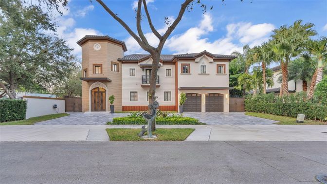 Attached, Exterior, Facade, Mediterranean