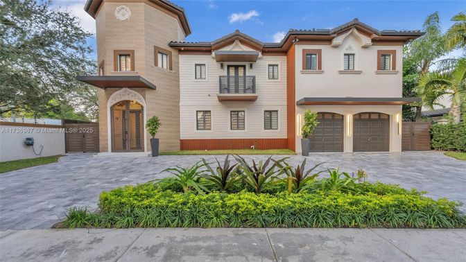 Attached, Exterior, Facade, Mediterranean