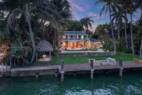 Exterior, Lake