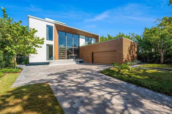 Attached, Backyard, Exterior, Facade, Modern