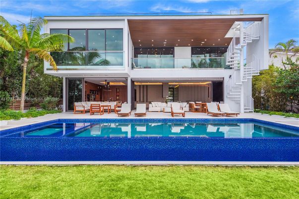 Exterior, Facade, Pool, Modern