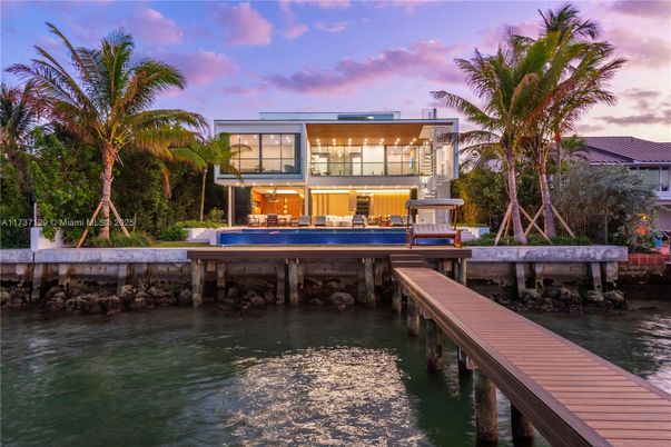 Exterior, Lake
