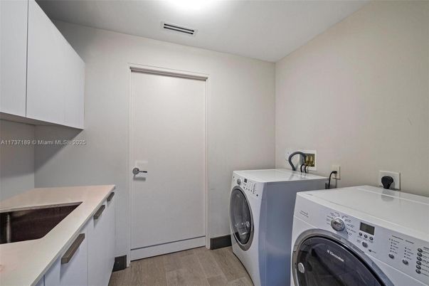 Interior, Washer, Wood Texture Flooring