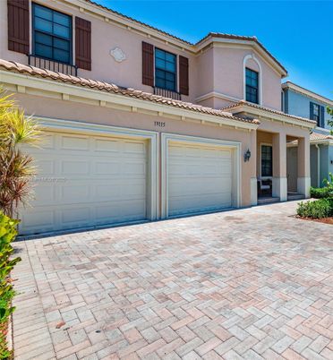 Attached, Exterior, Facade, Mediterranean