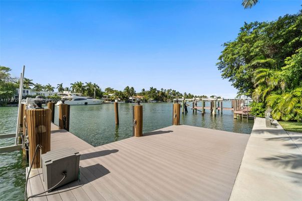 Exterior, Lake