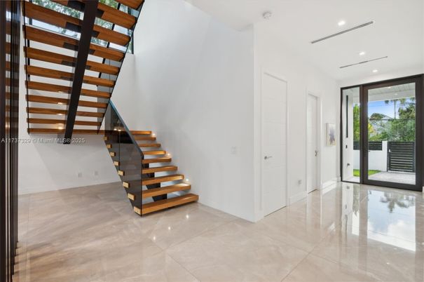 Empty room, Interior, Recessed Lighting