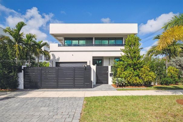 Attached, Exterior, Facade, Modern