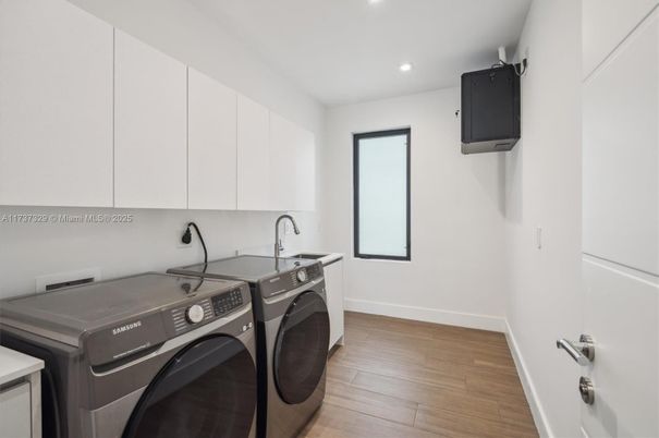 Interior, Recessed Lighting, Washer, Wood Texture Flooring