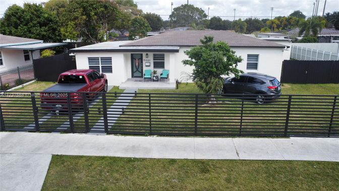Exterior, Facade, Ranch