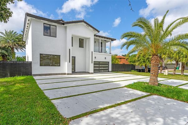 Attached, Exterior, Facade, Spanish Mediterranean