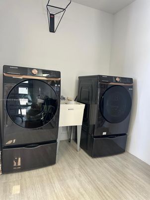 Interior, Washer, Wood Texture Flooring